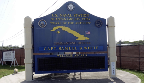 EU traslada a 22 cubanos a base naval de Guantánamo para deportarlos: NYT