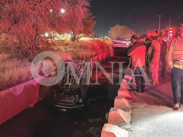 Conductora pierde el control y cae a canal en carretera a Aldama