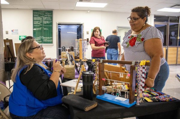 Concluyen exposiciones y venta de productos de la Escuela de Artes y Oficios