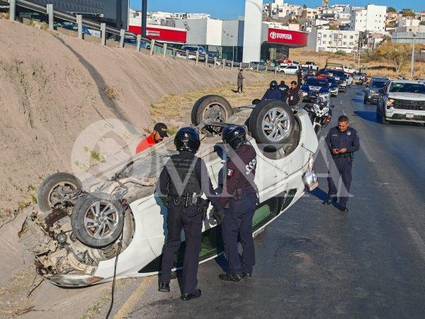 Conductora vuelca al chocar contra muro en el Juventud
