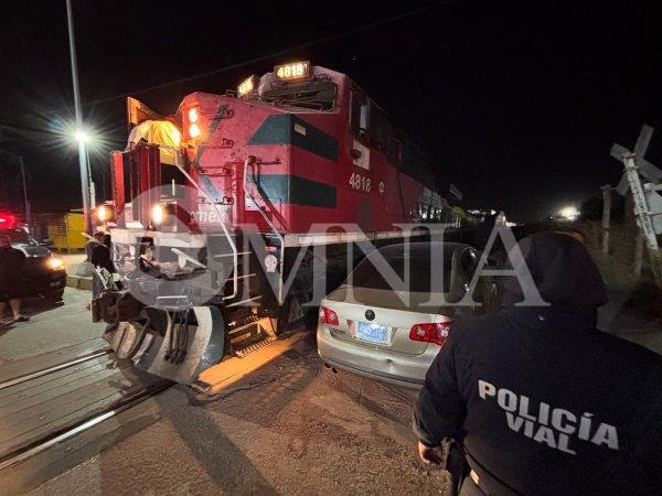 Tren destroza automóvil en la colonia 2 de Octubre