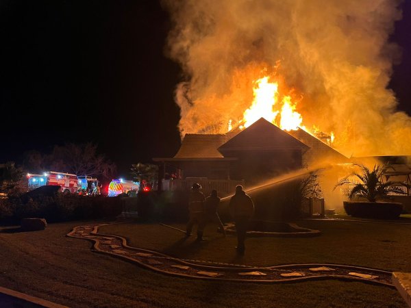 Incendio consume vivienda en el Campo 2 B; no se reportan personas lesionadas