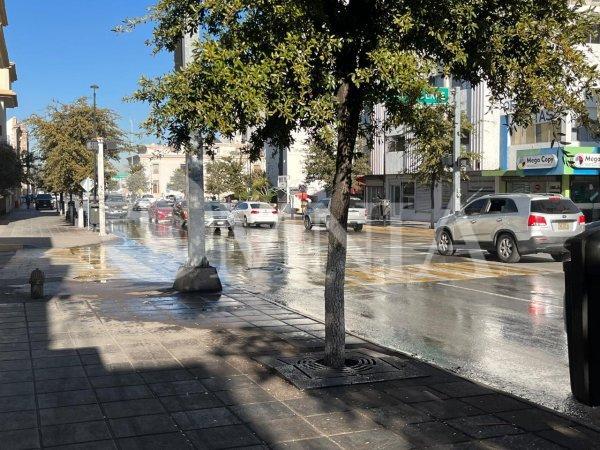 Denuncian comerciantes fuga de alcantarilla en la Venustiano Carranza