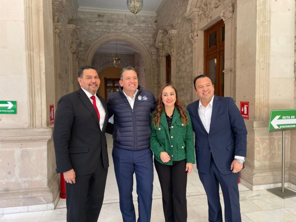 Realiza Maru Campos brindis navideño con alcaldes