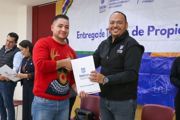 Entrega Gobierno Municipal de Delicias 25 títulos de propiedad a familias