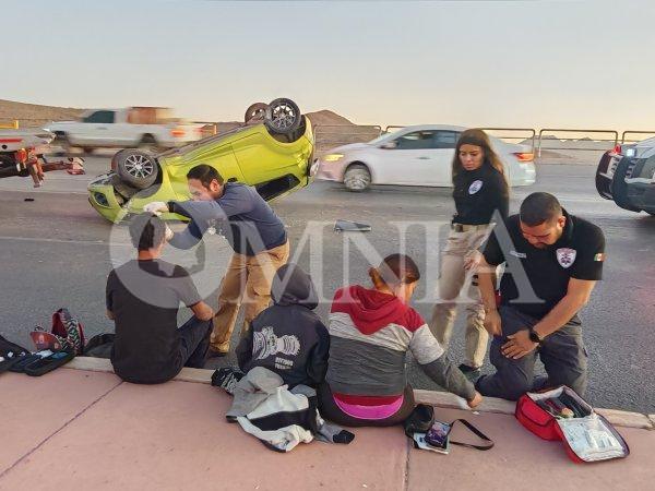 Choca contra el camellón y vuelca en el R. Almada