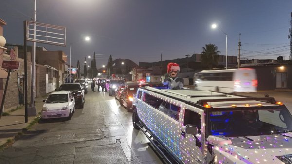 Ilumina el Centro Histórico la Caravana Navideña de Los Aguardianes