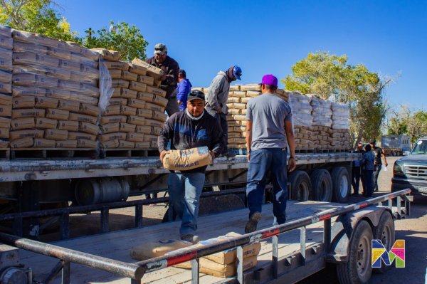 Benefician a 42 familias de Guadalupe Victoria en Meoqui con cemento subsidiado