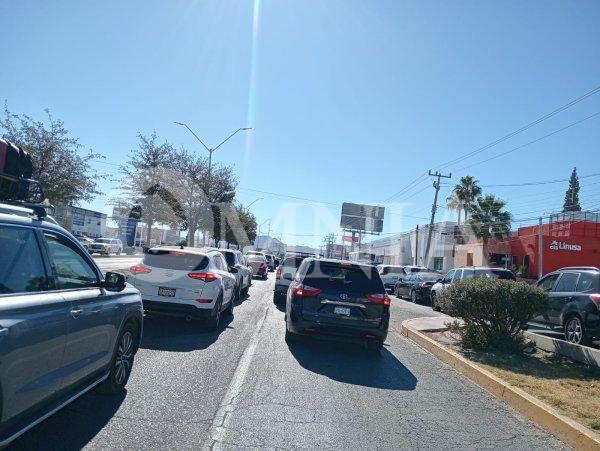 Semáforos descompuestos generan gran embotellamiento en Ortiz Mena y Mirador