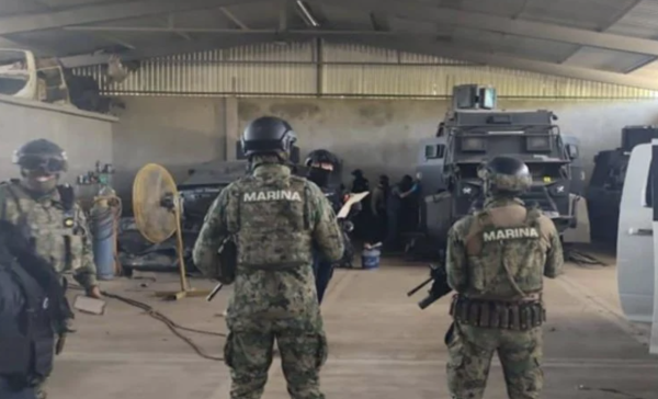 Aseguran ocho vehículos con blindaje artesanal en Coahuayana, Michoacán