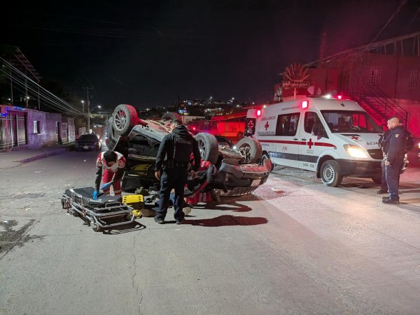 Vuelca conductor en estado de ebriedad tras chocar contra puesto de comida