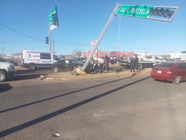 Atienden autoridades viales choque con daños materiales en Venezuela y Tecnológico