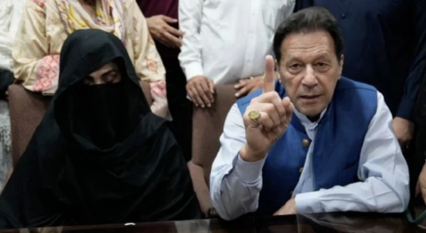 Tribunal paquistaní condena al ex primer ministro y a su esposa a 17 años de prisión por corrupción