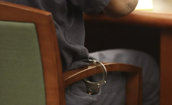 México extradita a EU a dos hombres requeridos por fentanilo y abuso sexual de un menor de edad