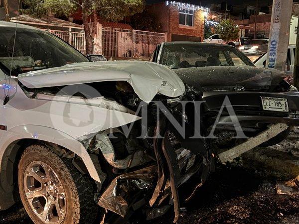 Fuerte choque entre automóvil y pickup deja vehículos destrozados en el norte de la ciudad