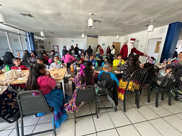 Celebra Policía Municipal tradicional posada con niños del Asentamiento Oasis