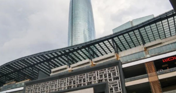 Diputado propone reforma para garantizar dos horas de estacionamiento gratuito en plazas comerciales