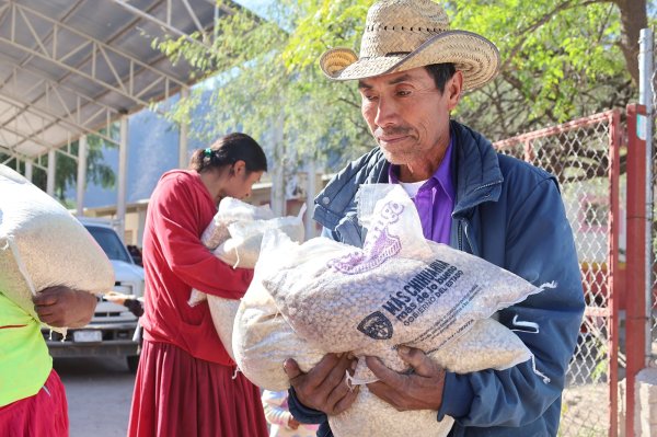 Entrega Estado apoyos alimentarios y abrigos a familias indígenas en Urique