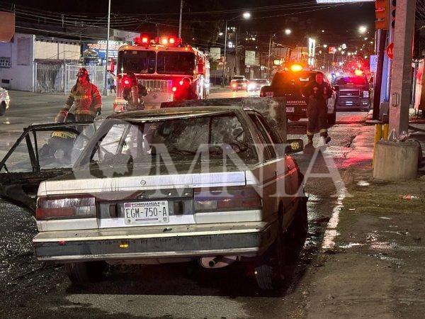 Incendio consume por completo un Nissan Tsuru en la colonia Obrera; no hubo lesionados