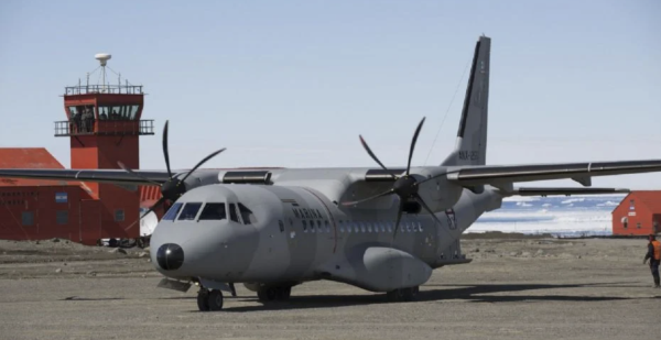 Aumentan a cinco las víctimas mortales por percance de aeronave de la Marina en Galveston, Texas; hay una persona desaparecida