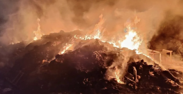 Incendio provocado consume planta recicladora en Uruapan, Michoacán