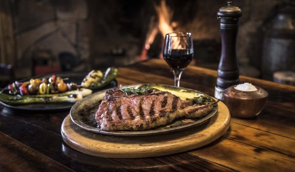 Sommelier de la UACH explica el mejor maridaje para esta Navidad