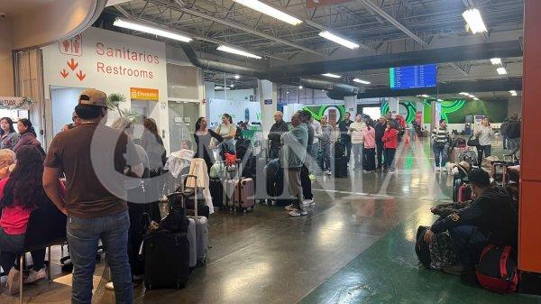 Quedan varados decenas de Chihuahuenses en aeropuerto de Monterrey; se dirigían a Mazatlán