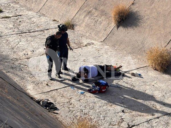 Hombre cae a canal de 10 metros y sufre fracturas en ambas piernas