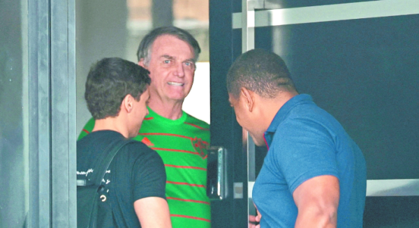 Expresidente brasileño Jair Bolsonaro sale de prisión para ingresar al hospital para una operación