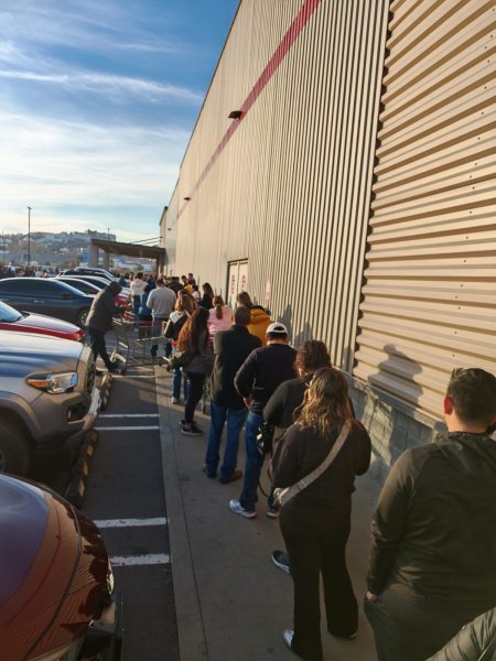 Dejan para el último compras navideñas: Costco registra largas filas