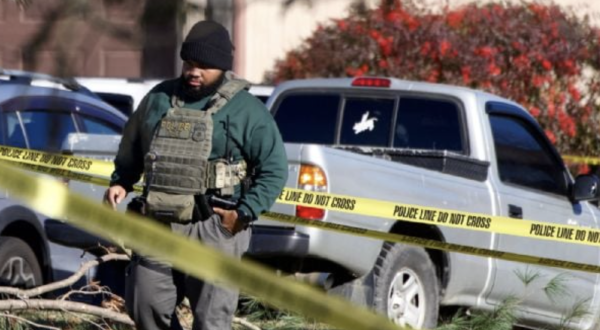 Agentes de ICE disparan contra un vehículo en movimiento y hieren a dos personas