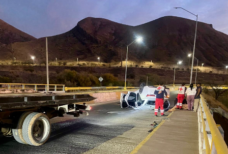 Conductora vuelca su Aveo; recién estrenado al sur de la ciudad