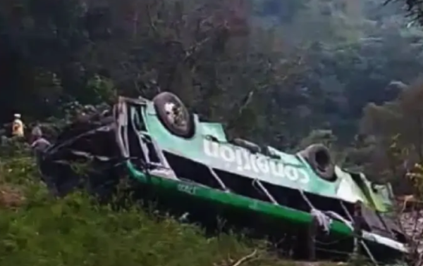 Tragedia en Nochebuena: Volcadura de autobús de pasajeros en Veracruz deja al menos 8 muertos