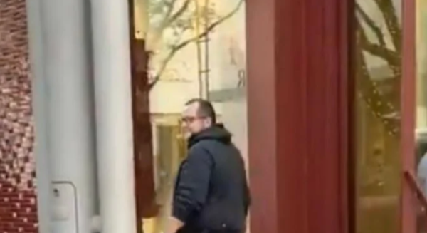 Captan a José Ramón López Beltrán al salir de tienda Loro Piana con bolsa de Hermès en mano