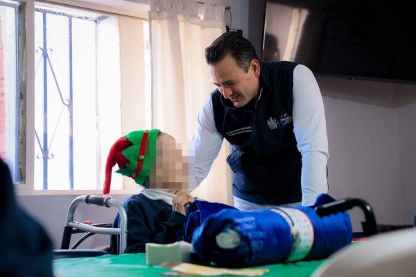 Lleva alcalde Marco Bonilla y presidenta del DIF Municipal cena navideña al asilo Bocado del Pobre