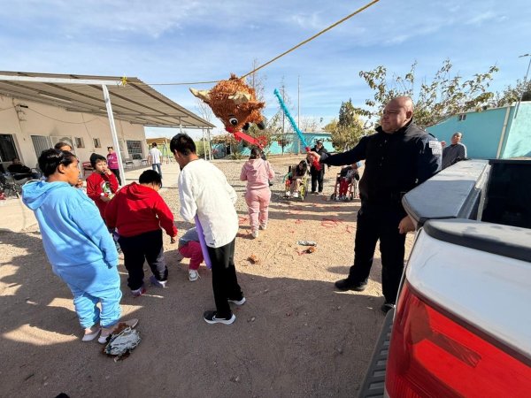 Realizan policías posada navideña en albergue de Chihuahua