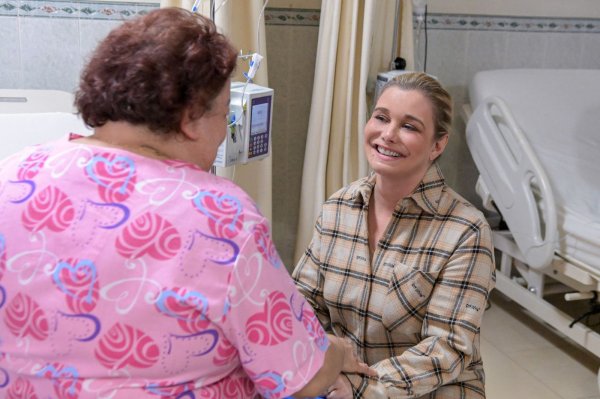 Maru Campos visita a pacientes y sus familias en el Hospital General de Ciudad Juárez