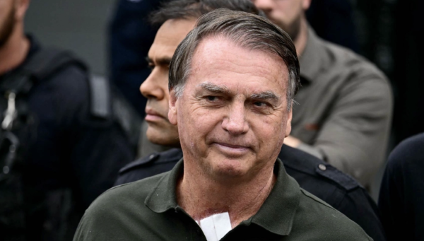 Jair Bolsonaro supera con éxito su cirugía y apoya la candidatura presidencial de su hijo