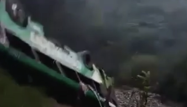 Suman 10 muertos y 32 heridos por volcadura de autobús de pasajeros en Veracruz