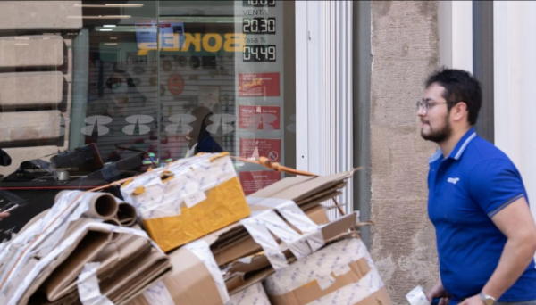 Peso avanza y se mantiene estable frente al dólar