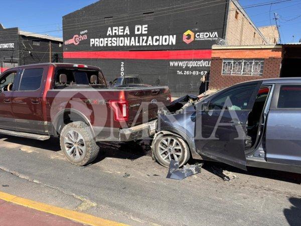 Choque múltiple en el Barrio de Londres deja cuantiosos daños materiales