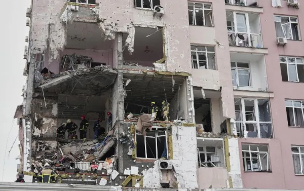 Rusia ataca en Kiev antes del esperado encuentro entre Trump y Zelenski