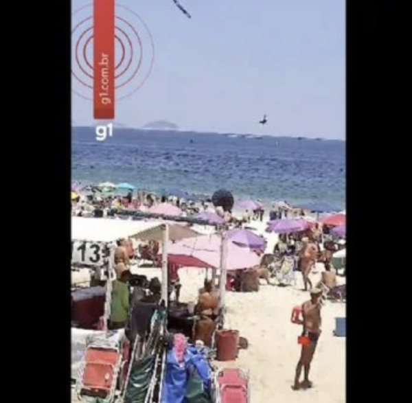 Así se desplomó un avión con publicidad frente a la playa de Copacabana; murió el piloto (Video)