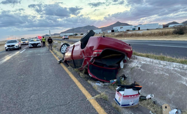 Volcadura en la carretera a Cuauhtémoc deja una persona con lesiones menores