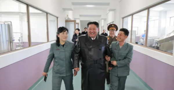 Kim Jong Un supervisa un ejercicio de lanzamiento de misiles de crucero