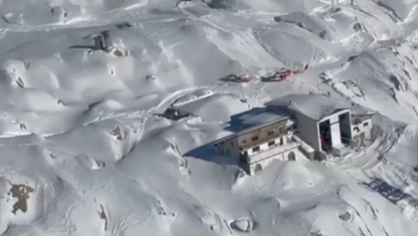 Accidente de teleférico deja a unas 100 personas atrapadas en lo alto de los Alpes italianos