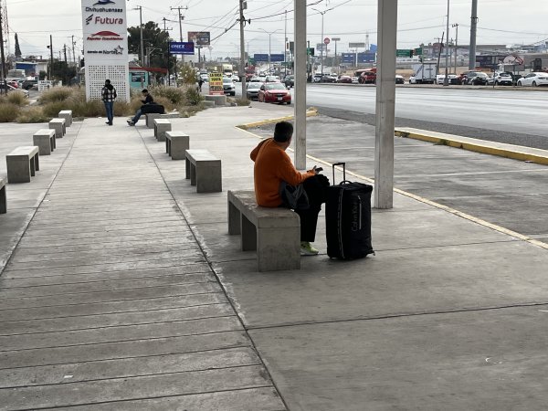 Retrasos en camiones de pasajeros por largas filas en puentes fronterizos