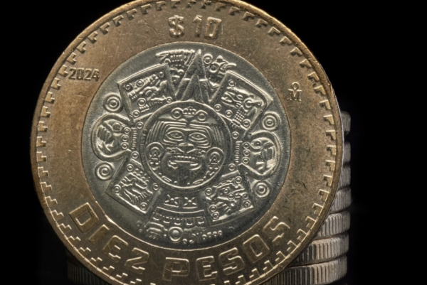 Peso mexicano retrocede tras minutas de la Fed; se aferra a niveles debajo de 18 unidades por dólar