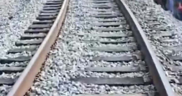 Sobreviviente del accidente en el Tren Interoceánico exhibe madera vieja sosteniendo la vía