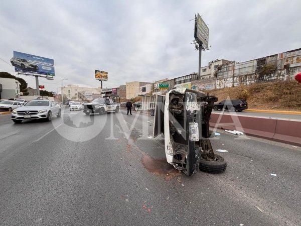Volcadura en la avenida La Cantera deja solo daños materiales